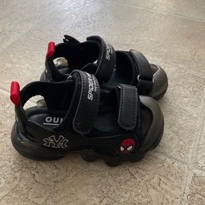 Toddler Boy’s spiderman LED Light up Casual Cute Shine Sandals Size 6